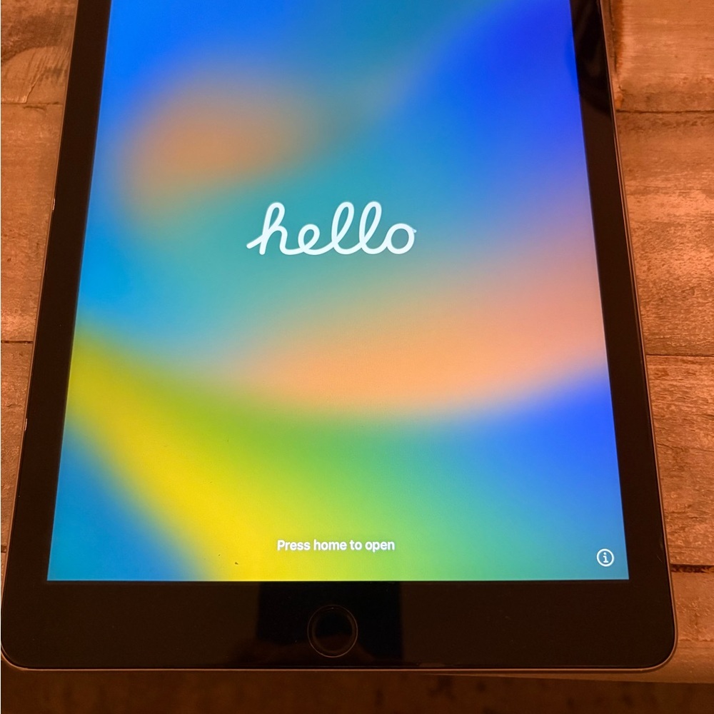 Silver Apple gen 5 iPad Great Condition! Unlocked and ready to go!